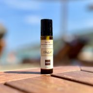 Pihentető roll-on levendulával és kamillával esti fényben.