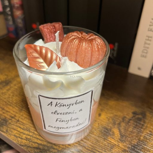 Holanne Illatkönyvtár – Szeptemberi kiadás: Sütőtökös desszert gyertya