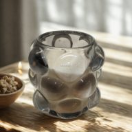   Szürke domborúlencsés fényvarázs gyertya – Szantál illattal